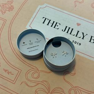 Hillberg and Berk Bow Stud Earrings jilly box winter 2024